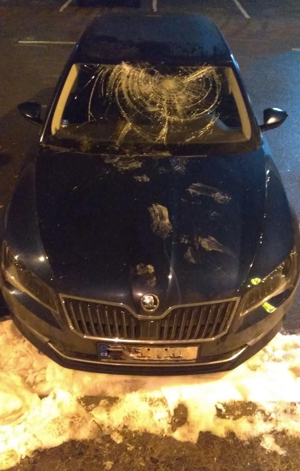 vozidlo poškozené výtržníkem - foto 1