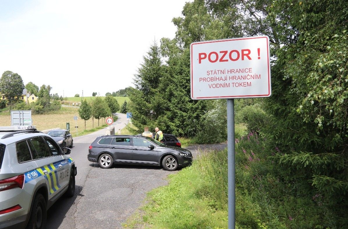 vozidlo zastavené u státní hranice