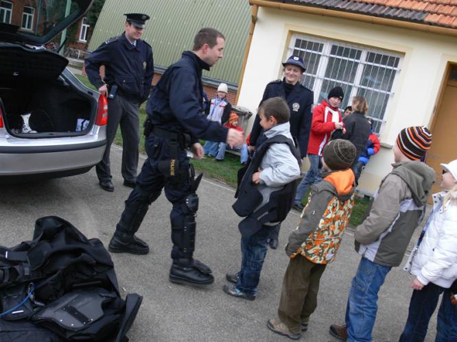 žáčci si vyzkoušeli policejní pomůcky.jpg
