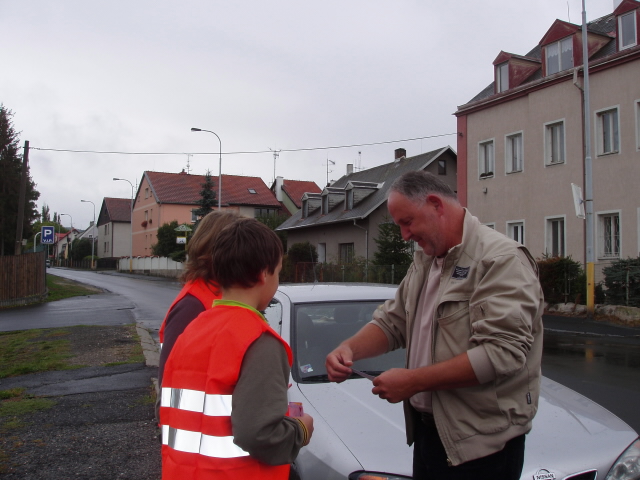 žáci předávají veselé autíčko