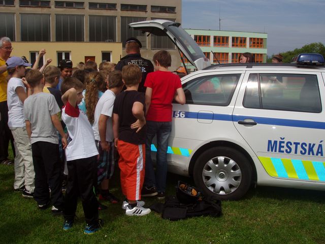 zájem o výbavu zásahového vozidla strážníků