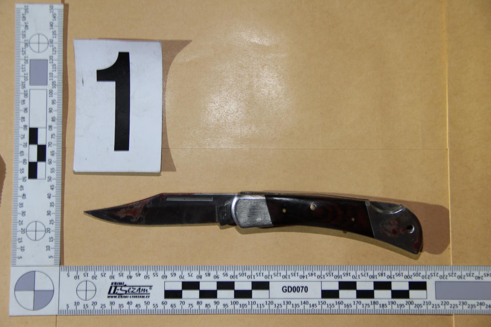 zajištěný nůž, kterým pachatel útočil