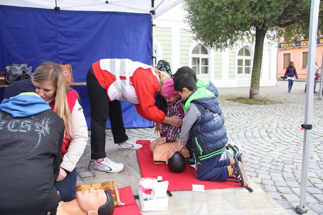 základy první pomoci si mohli příchozí názorně vyzkoušet.JPG