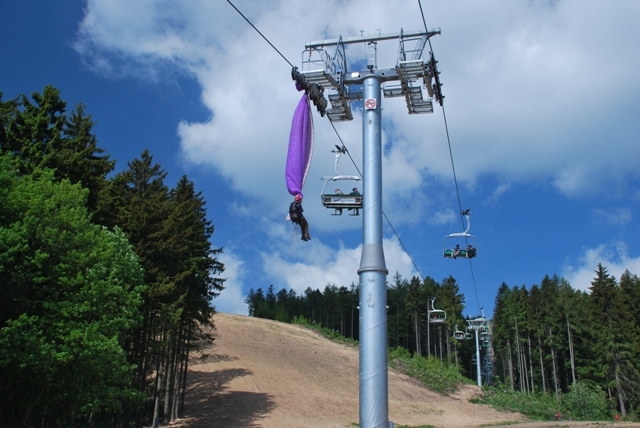 zaklíněný paraglidista