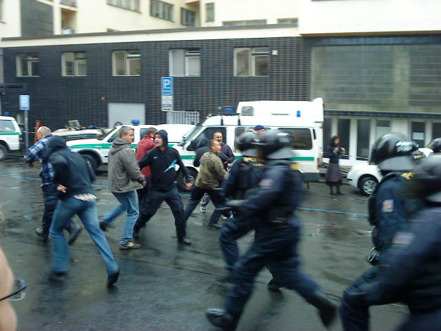 zákrok proti demonstrantům