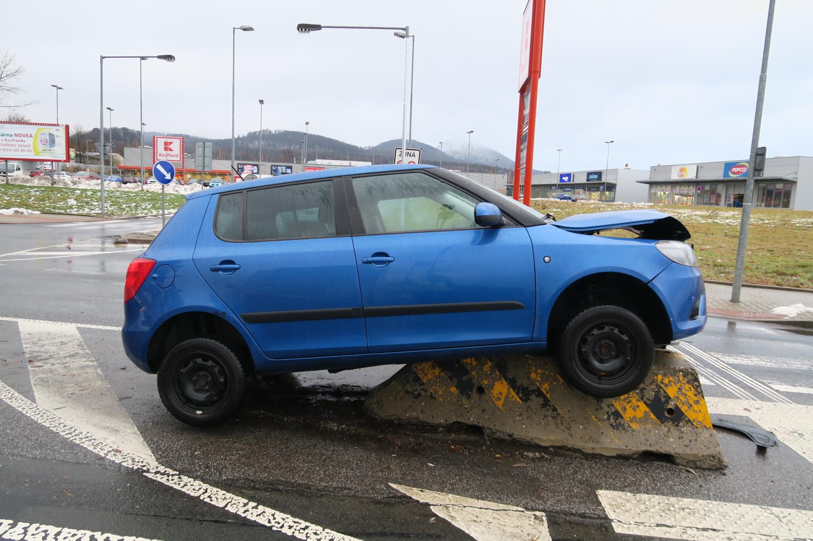 zaparkoval na betonové zábraně 1