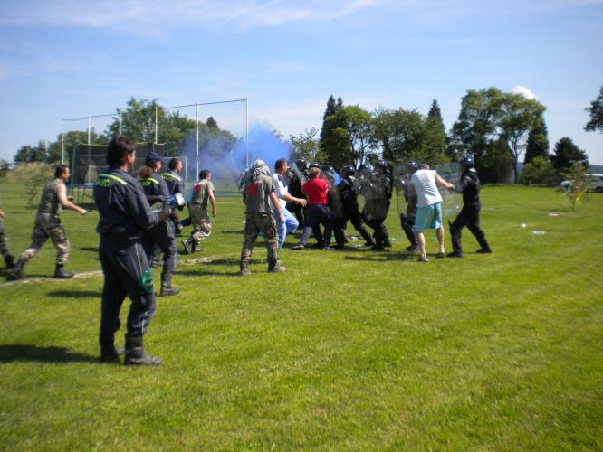 zásah pořádkové jednotky proti demonstrantům