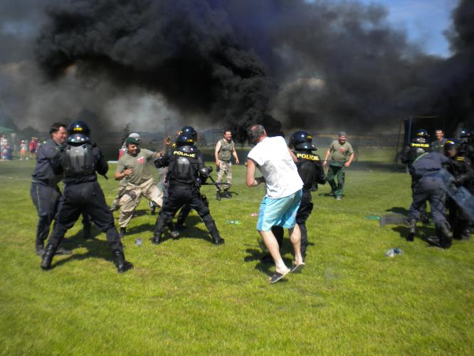zásah pořádkové jednotky proti demonstrantům