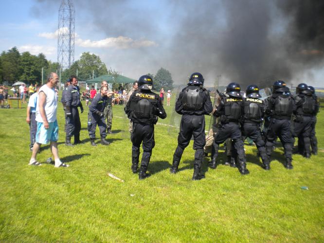 zásah pořádkové jednotky proti demonstrantům