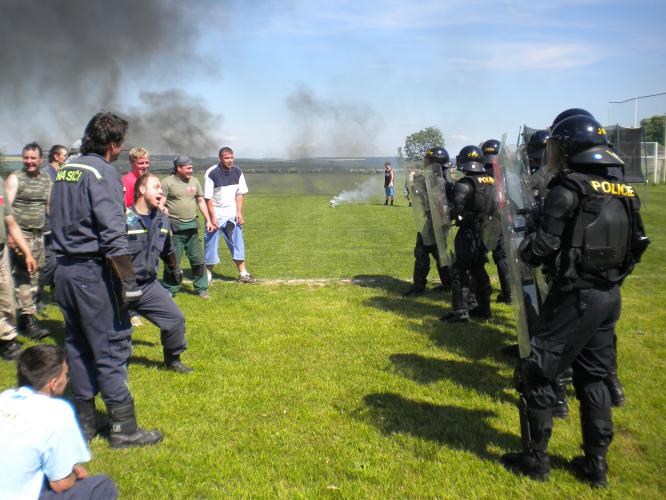 zásah pořádkové jednotky proti demonstrantům