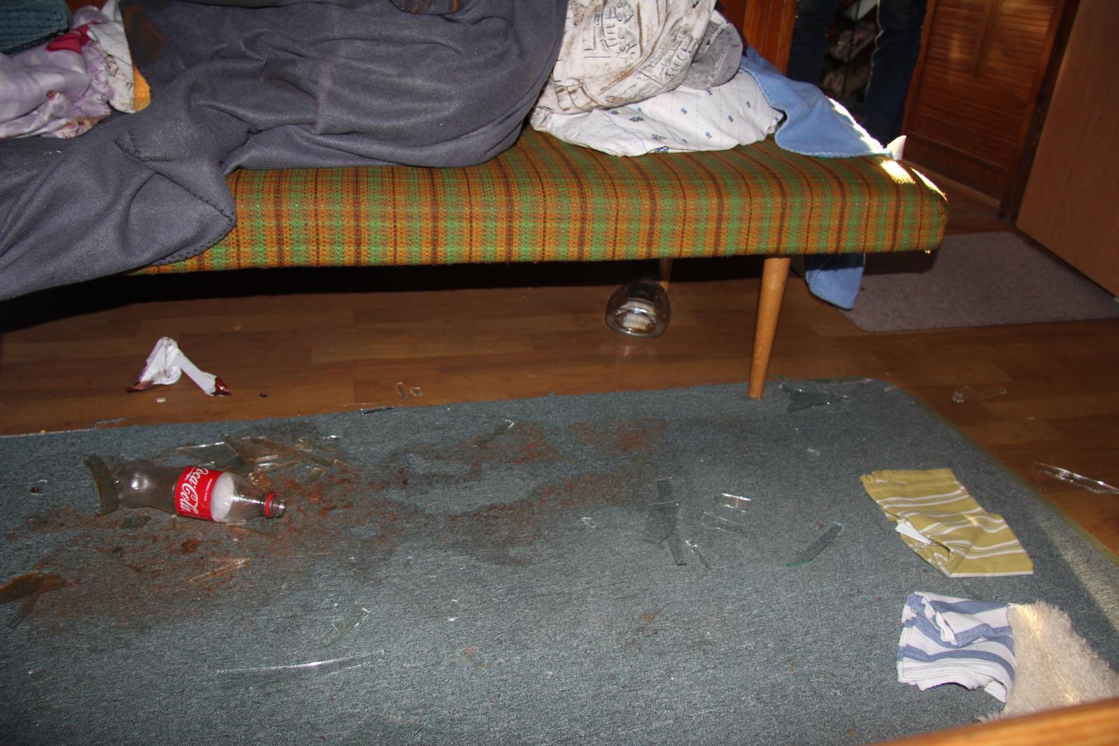 zloděj po sobě zanechal nepořádek