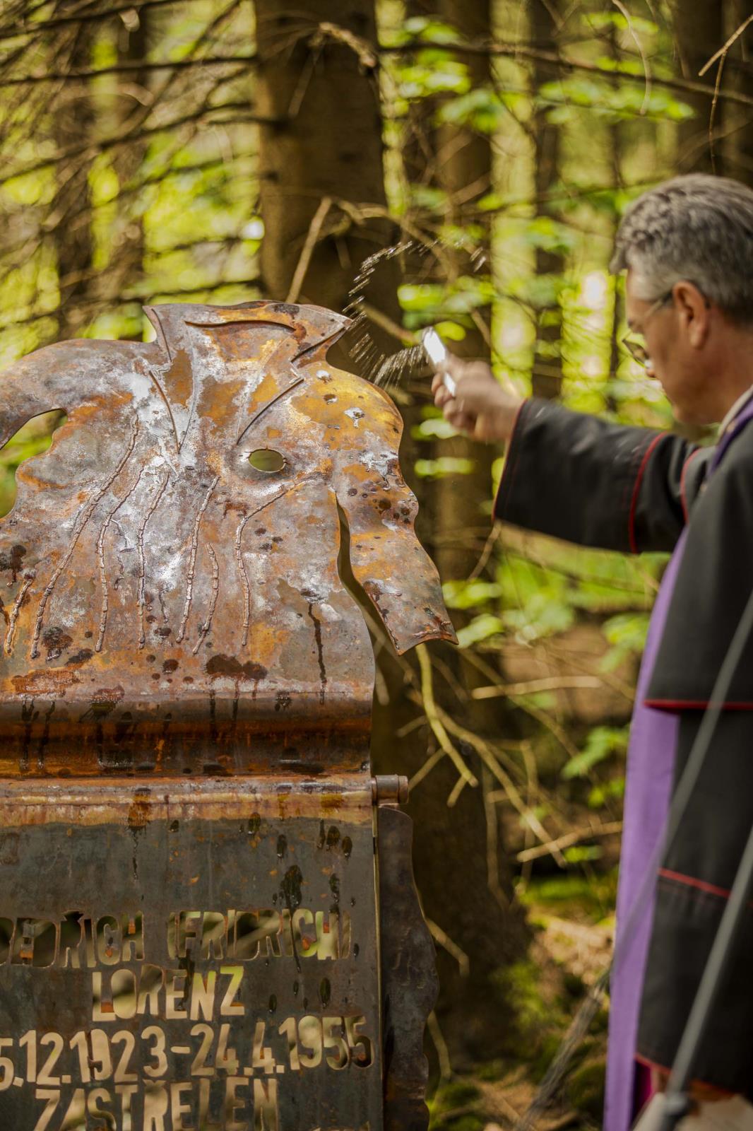 Kněz světí nově odhalený památník TERAT v lesním prostředí Mařenic na Českolipsku. Foto: Pavel Kořínek
