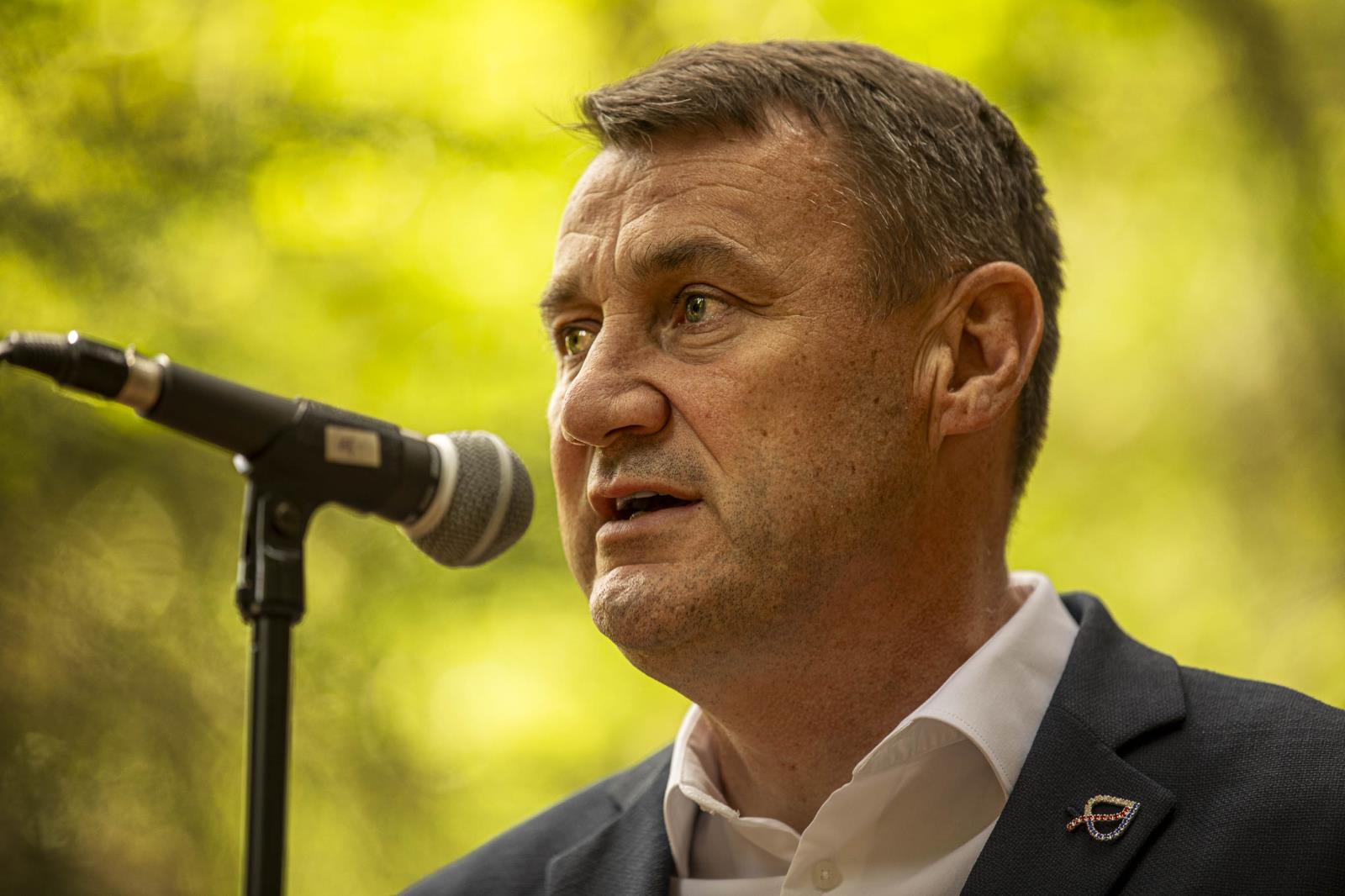 Hejtman Libereckého kraje Martin Půta při projevu na slavnostním odhalení památníku TERAT v Mařenicích. Foto: Pavel Kořínek