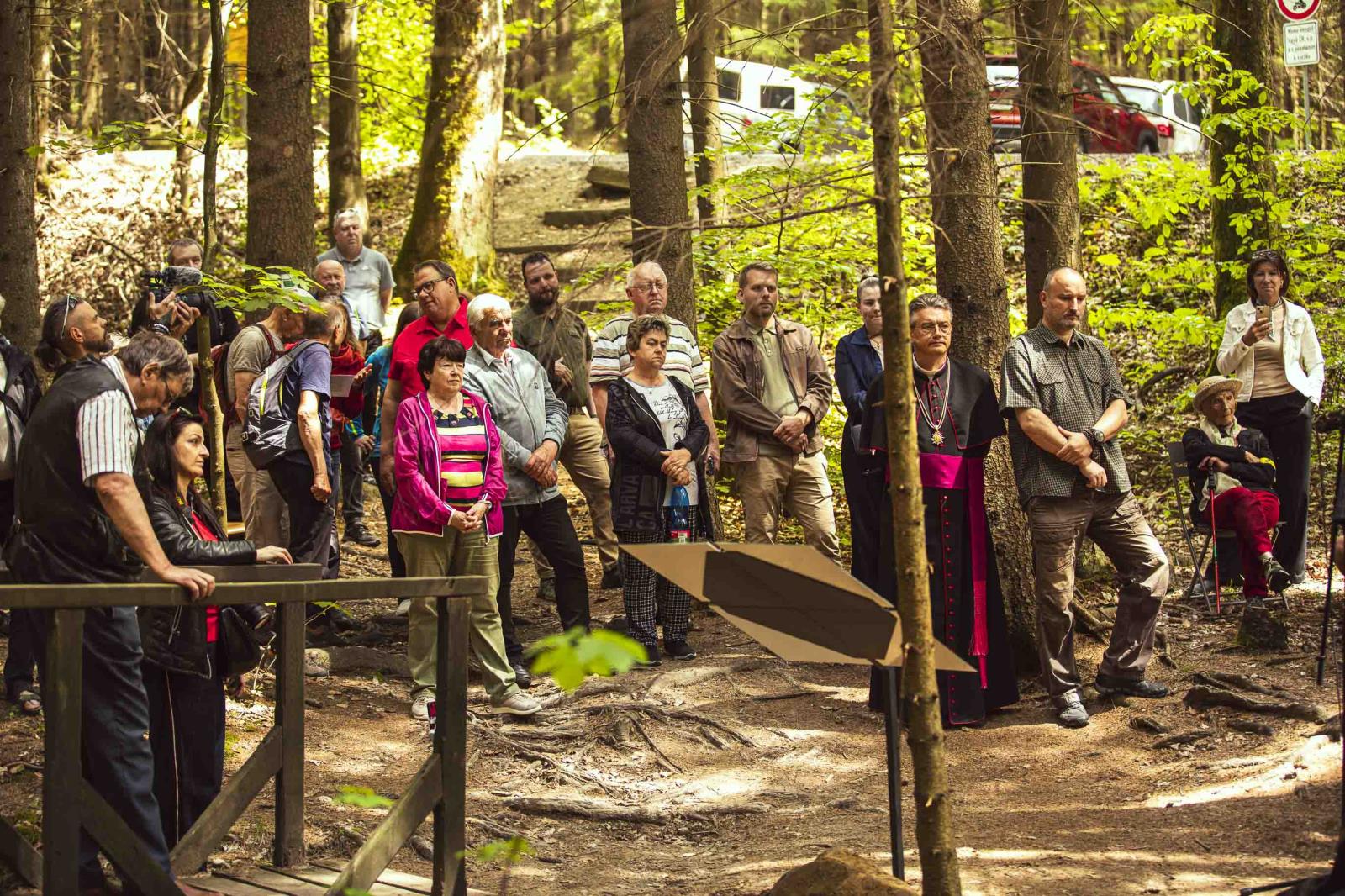 Rodinní příslušníci a hosté z České republiky a Německa sledují slavnostní odhalení památníku TERAT v Mařenicích. Foto: Pavel Kořínek