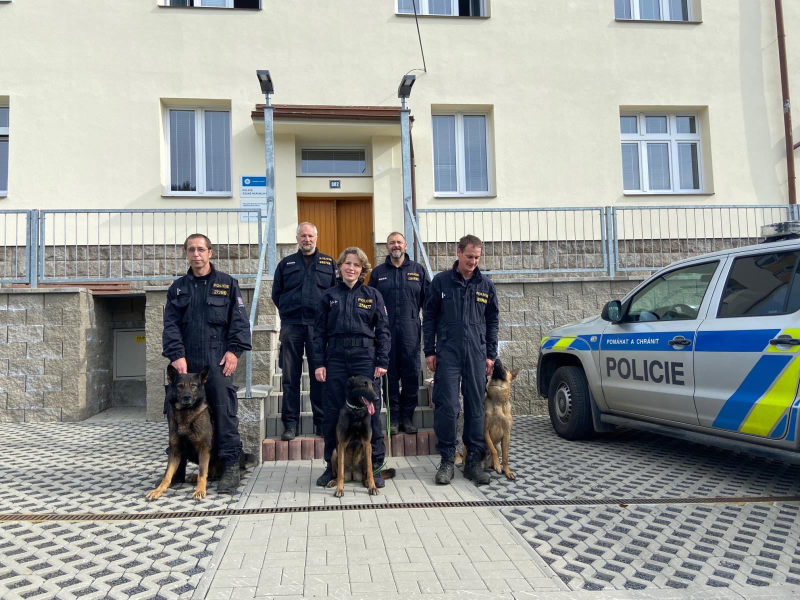 Zleva dole pprap. Lubomír Mlenek, nprap. Naděžda Kramolišová, pprap. Tomáš Louda, zleva nahoře kpt. Ing. Vladimír Makeš KŘP Královéhradeckého kraje, kpt. Bc. Vladimír Hovad.jpg