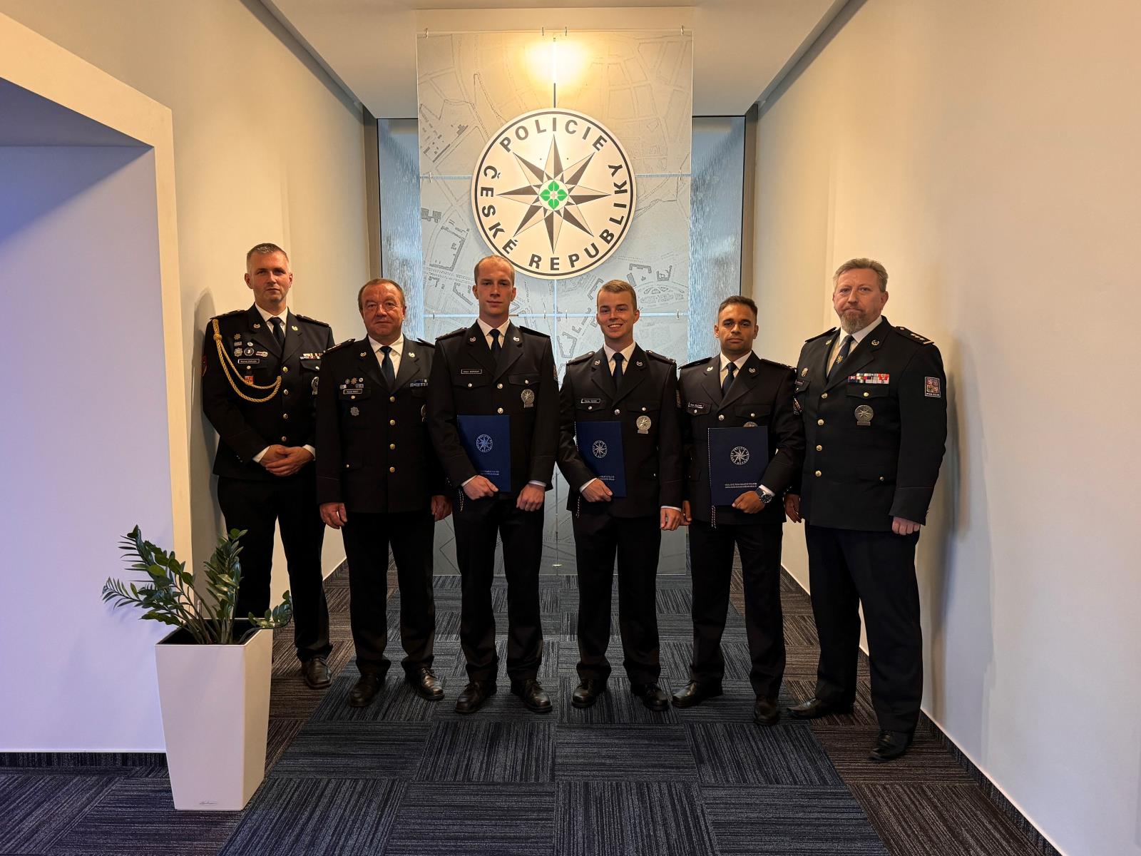 Osobní poděkování policistům od plk. Mgr. Petra Sehnoutky a vedení územního odboru Trutnov (15.7.2024).jpg