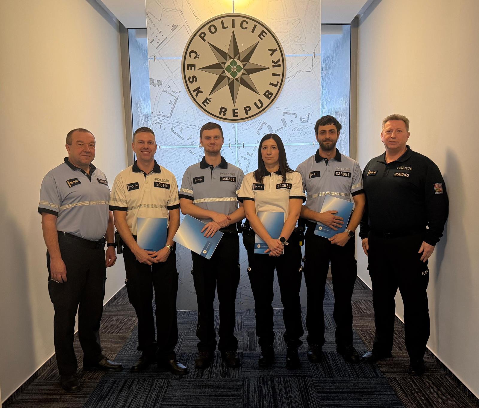Policisté v doprovodu trutnovského ředitele plk. Radka Kolce a krajského policejního ředitele plk. Petra Sehnoutky