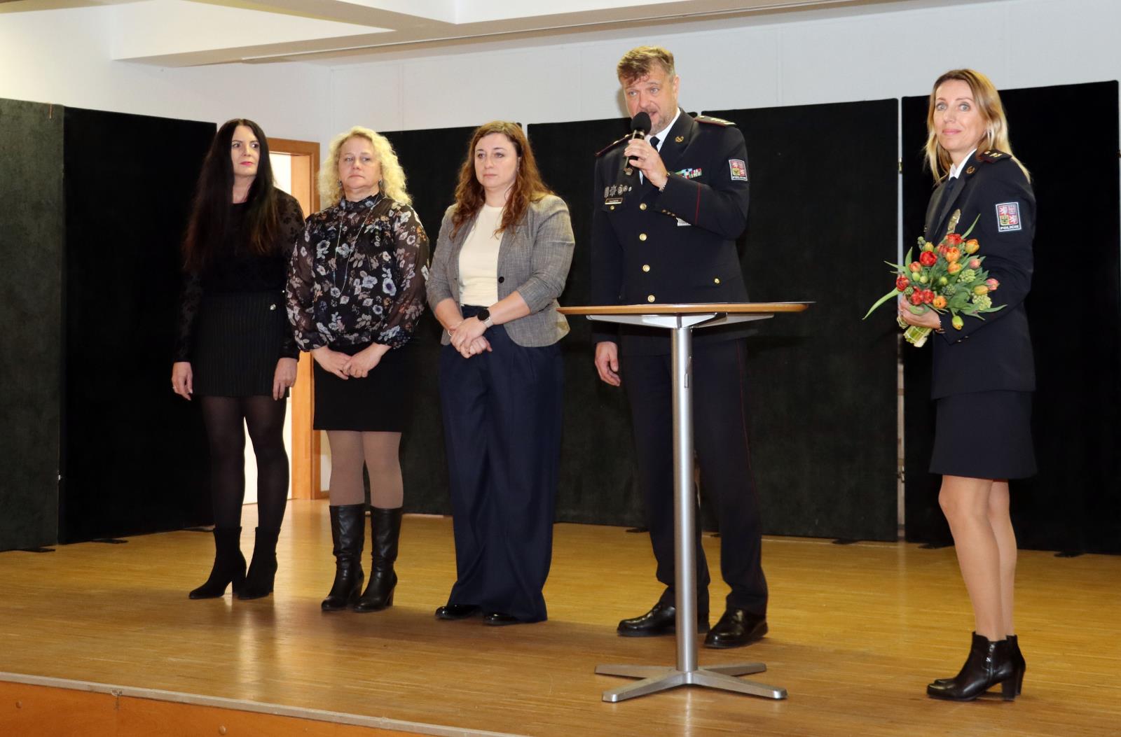 2 Poděkování kriminalistkám OOK PT - zleva por. Bc. Radka Kadlecová, por. Mgr. Věra Pánková, por. Ing. Jaroslava Lašáková.jpg