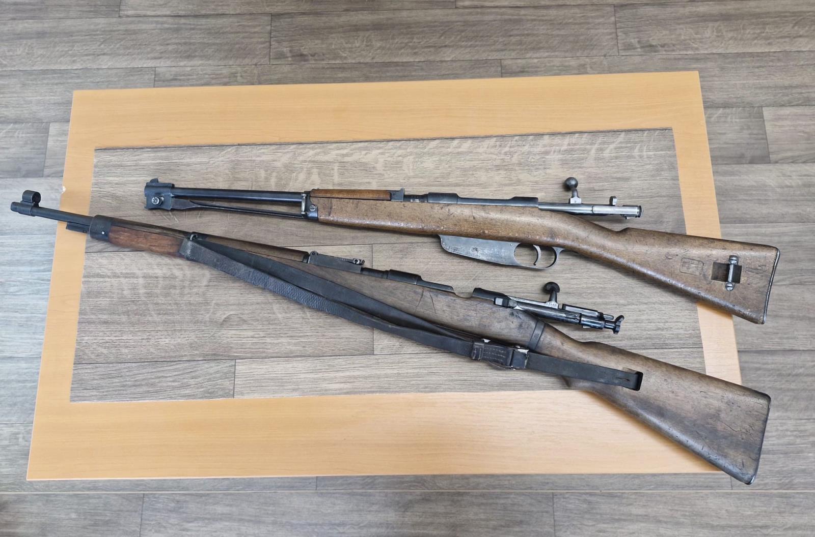 3 Dole - maďarská G 9840- je to klon německé pušky Mauzer 98, nahoře-italska opakovací puška Gardone.jpeg