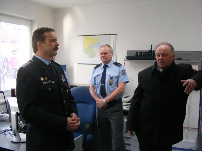 Ředitel Jihočeské policie pan plk. Mgr. Ing. Radomír Heřman  hovoří s místostarostou obce Studená.jpg