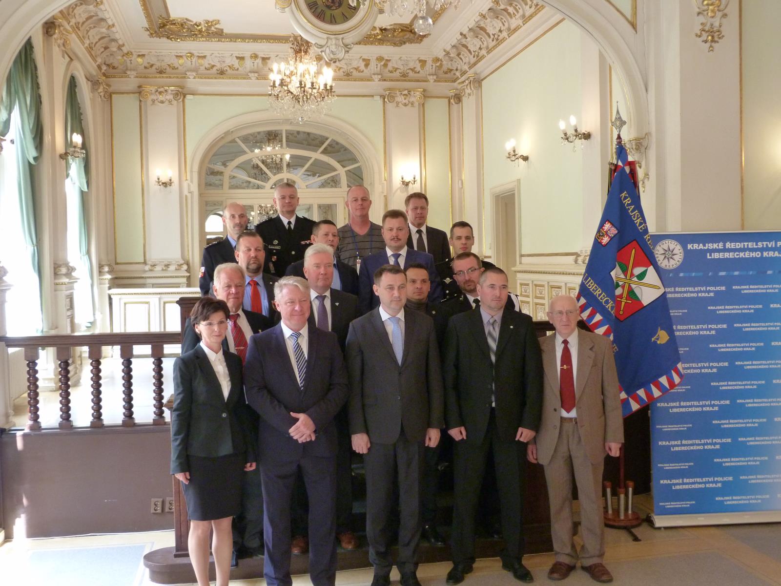 Společná fotografie prezidenta UNITOP a ředitele policie LB kraje Vladislav Husáka, hejtmana LB kraje Martina Půty se zástupci policejních hokejových týmů