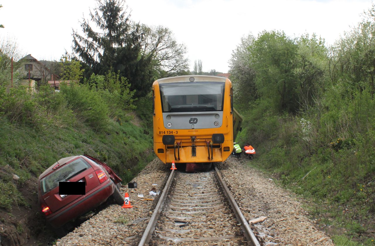 4 23. 4. Jince, při odbočování na železniční přejezd zapadlo OA do kolejiště, následně srážka s vlakem, zranění lehčího charakteru, škoda 710 tisíc.JPG