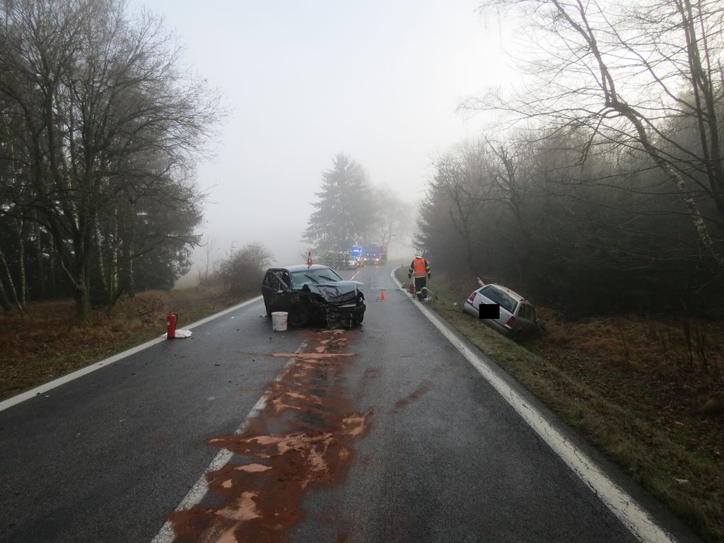 3 25. 11. k.o. Věšín, smyk v zatáčce na namrzlé vozovce, čelní náraz do protijedoucího auta, 3x těžké zranění, 1x lehké.JPG