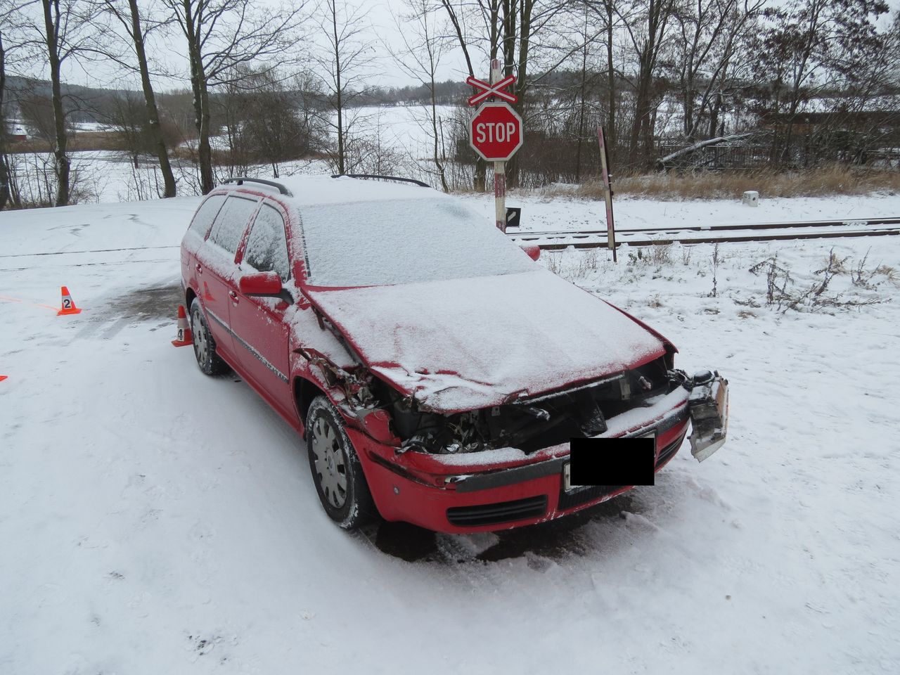 2 3. 1. u Kosovy Hory, smyk na zasněžené komunikaci, náraz do osobního vlaku, škoda 60 tisíc korun.JPG