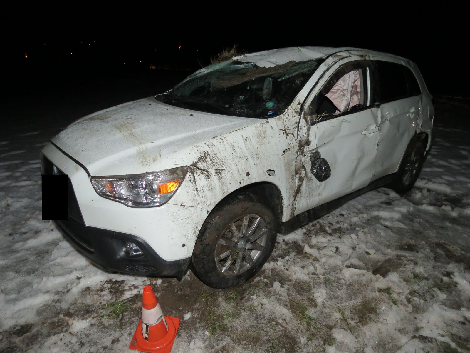 1 11. 2. Jince, v křižovatce řidička vyjela mimo vozovku, auto přes střechu, lehké zranění, alkohol, škoda  sto tisíc.JPG