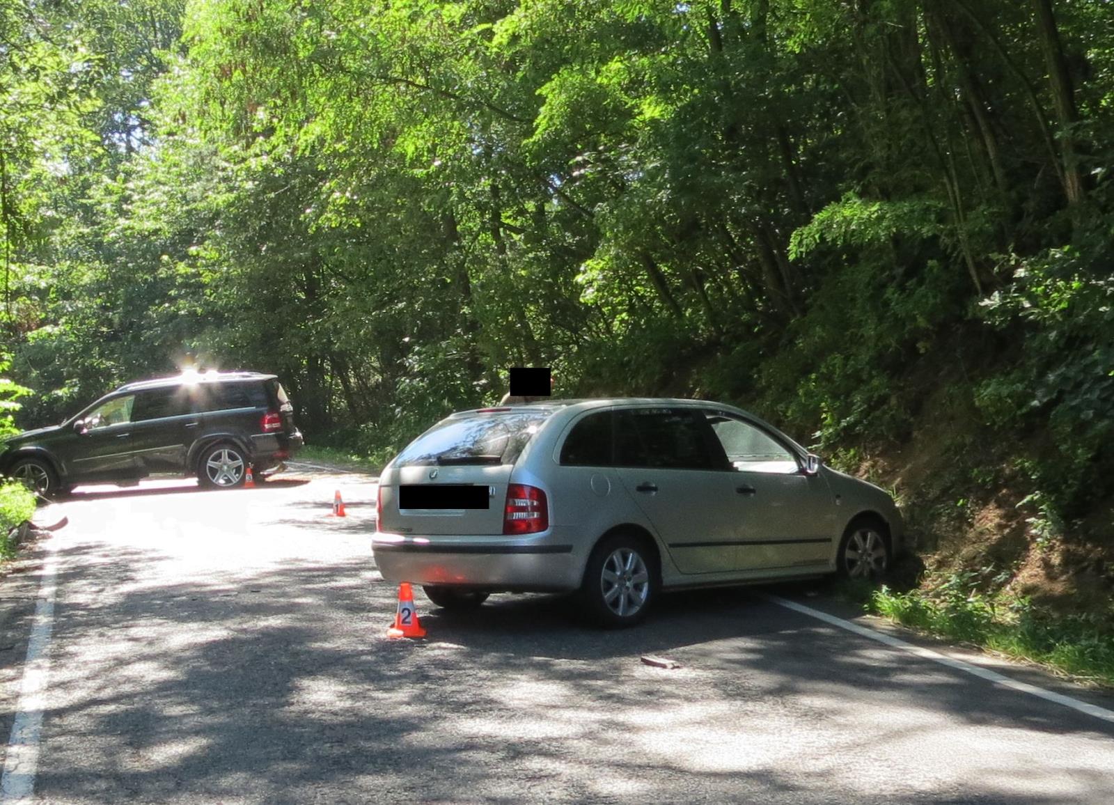24. 7. k.o. Chotilsko, v zatáčce se řidič ohnal po hmyzu v kabině autě a narazil do vozu  v protisměru, škoda 171 tisíc korun.JPG