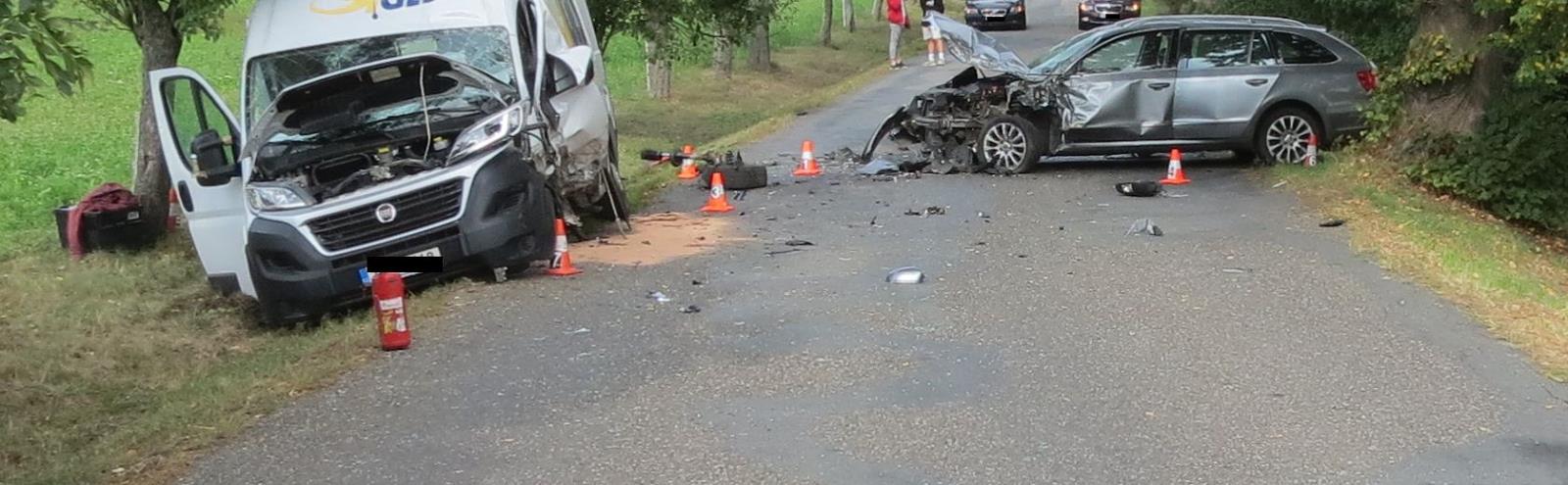 2 6.9. k.o. Štětkovice, přejetí v zatáčce do protisměru, lehké zranění obou řidičů, škoda 350 tisíc.JPG