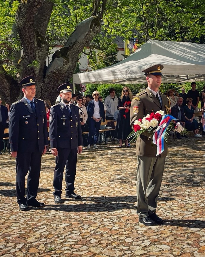 Náměstek ředitele ÚDV SKPV plk. Jan Trnečka společně s ředitelem Krajského ředitelství policie Karlovarského kraje plk. Michalem Šavrňou .jpg