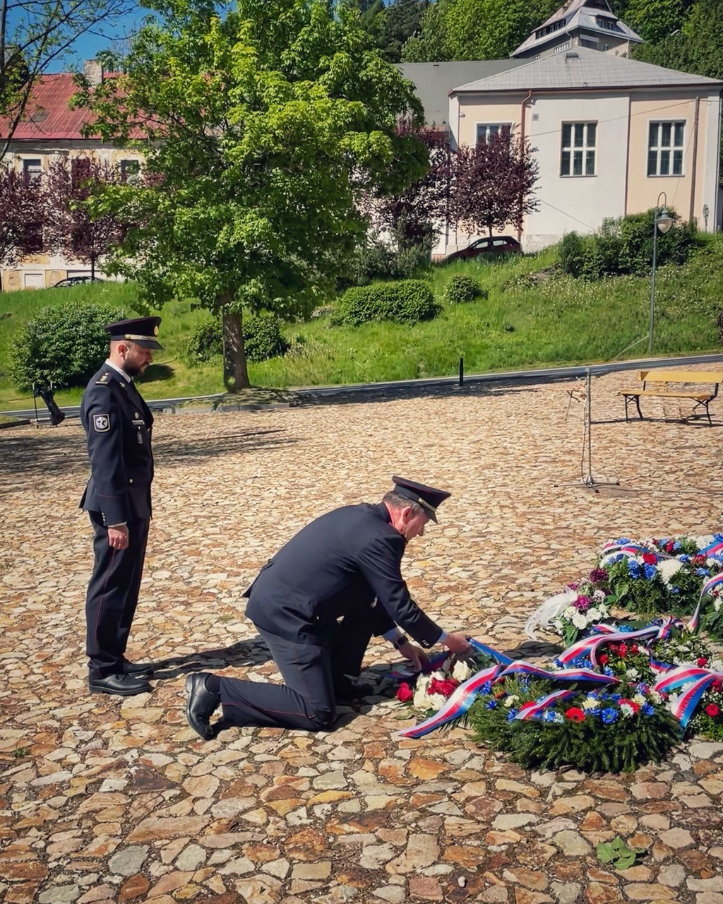 Náměstek ředitele plk. Jan Trnečka a ředitel Krajského ředitelství policie Karlovarského kraje plk. Michal Šavrňa pokládají kytici u památníku Brána ke svobodě (Jáchymov).jpg