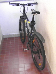 odstavené kolo na chodbě domu.jpg 