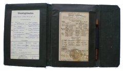 Ukázky četnických legitimací ve služebních deskách 