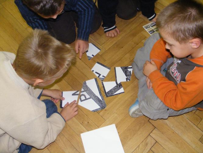 děti skládají puzzle