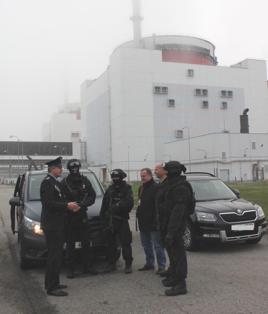 Náměstek jihočeského policejního ředitele Roman Bláha diskutuje se členy policejní jednotky v Temelíně.jpg