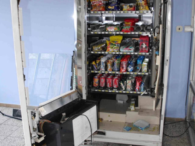 Poškozený automat na cukrovinky 