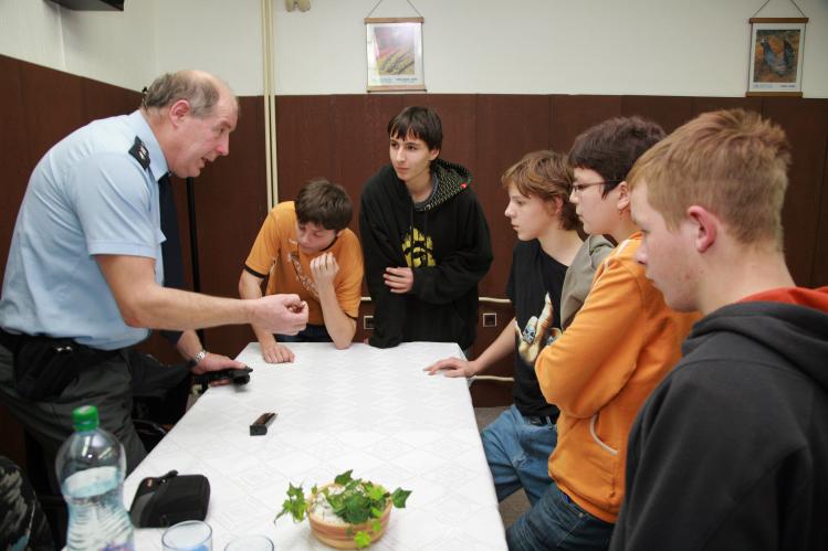 npor. Miroslav Matoušek v živé debatě  se  studenty ( foto Antonín Zelenka)