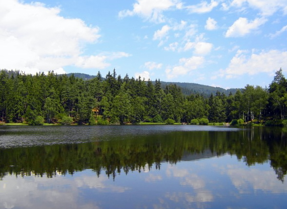 Černé jezero u obce Lužec