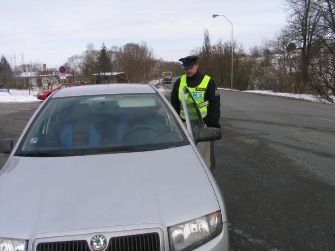 Policista+auto.jpg 