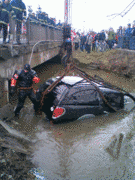 auto v řece.gif 