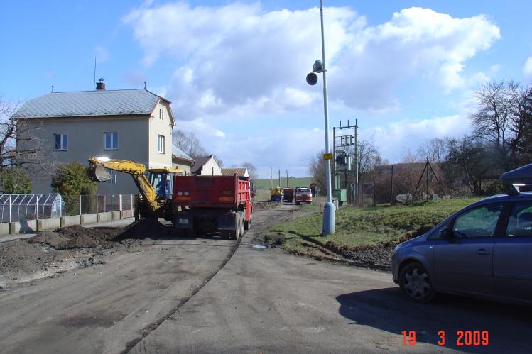 Práce na vozovce v obci Nechanice