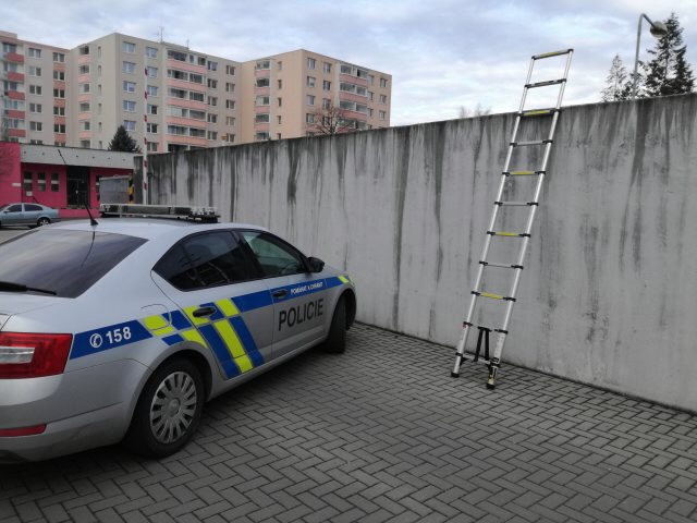 žebřík, který posloužil z evakuaci osob