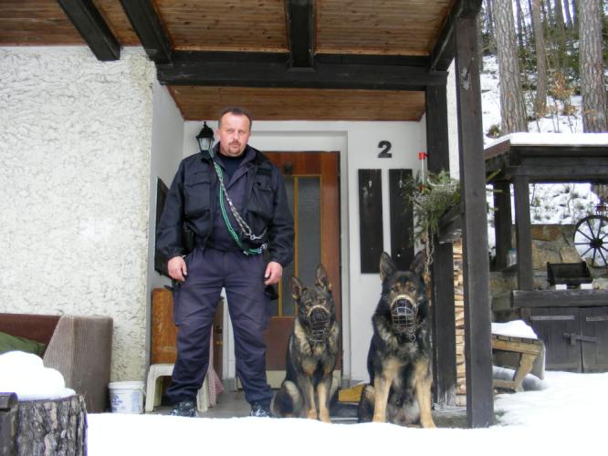 Psovod Jan Dvořák, pes Zar a pes Half, který dnes našel a zadržel pachatele krádeže VW Caravelle.jpg