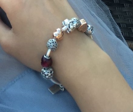 Náramek PANDORA s přívěšky.jpg