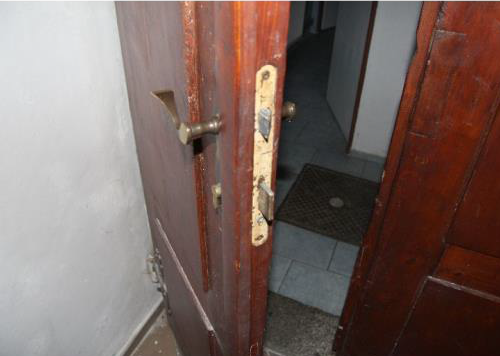 Vypáčené dveře.png