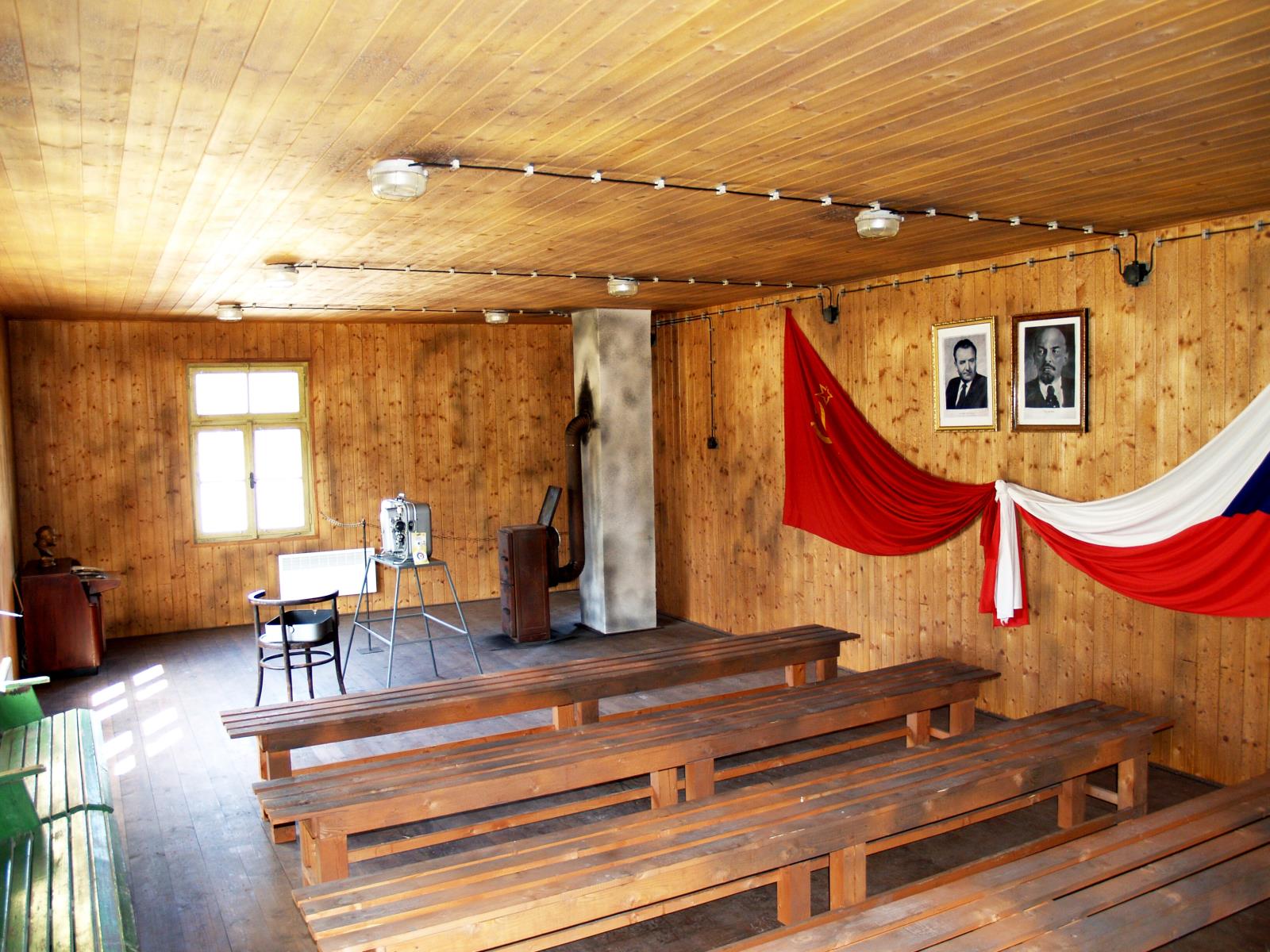 Kulturní dům_Tábor Vojna_interiér.jpg