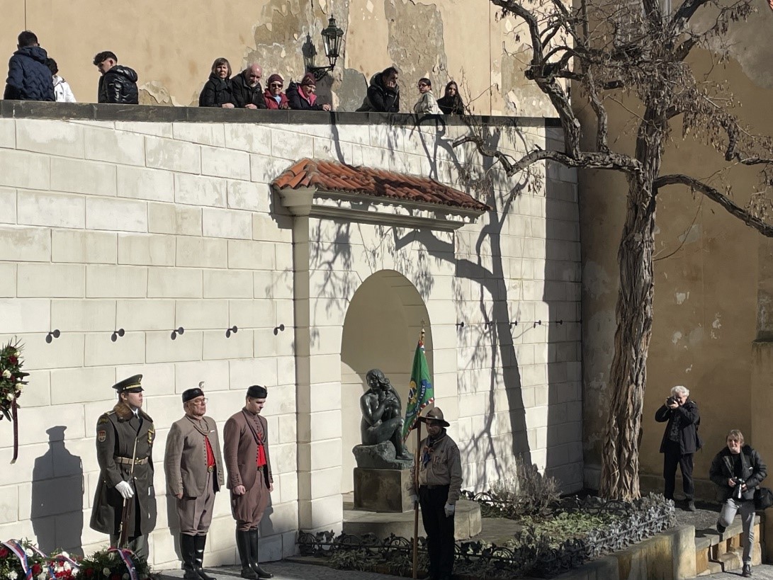 Zástupci České obce sokolské a skautů.jpg