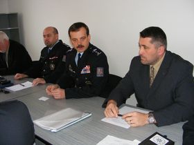 plk. Mgr. Luděk Chrt (vpravo), plk. Mgr. Ing. Radomír Heřman - ředitel KřP Jčk (uprostřed), plk. Mgr. Ing. Ivan Fanta - vedoucí ÚO ST (vlevo)